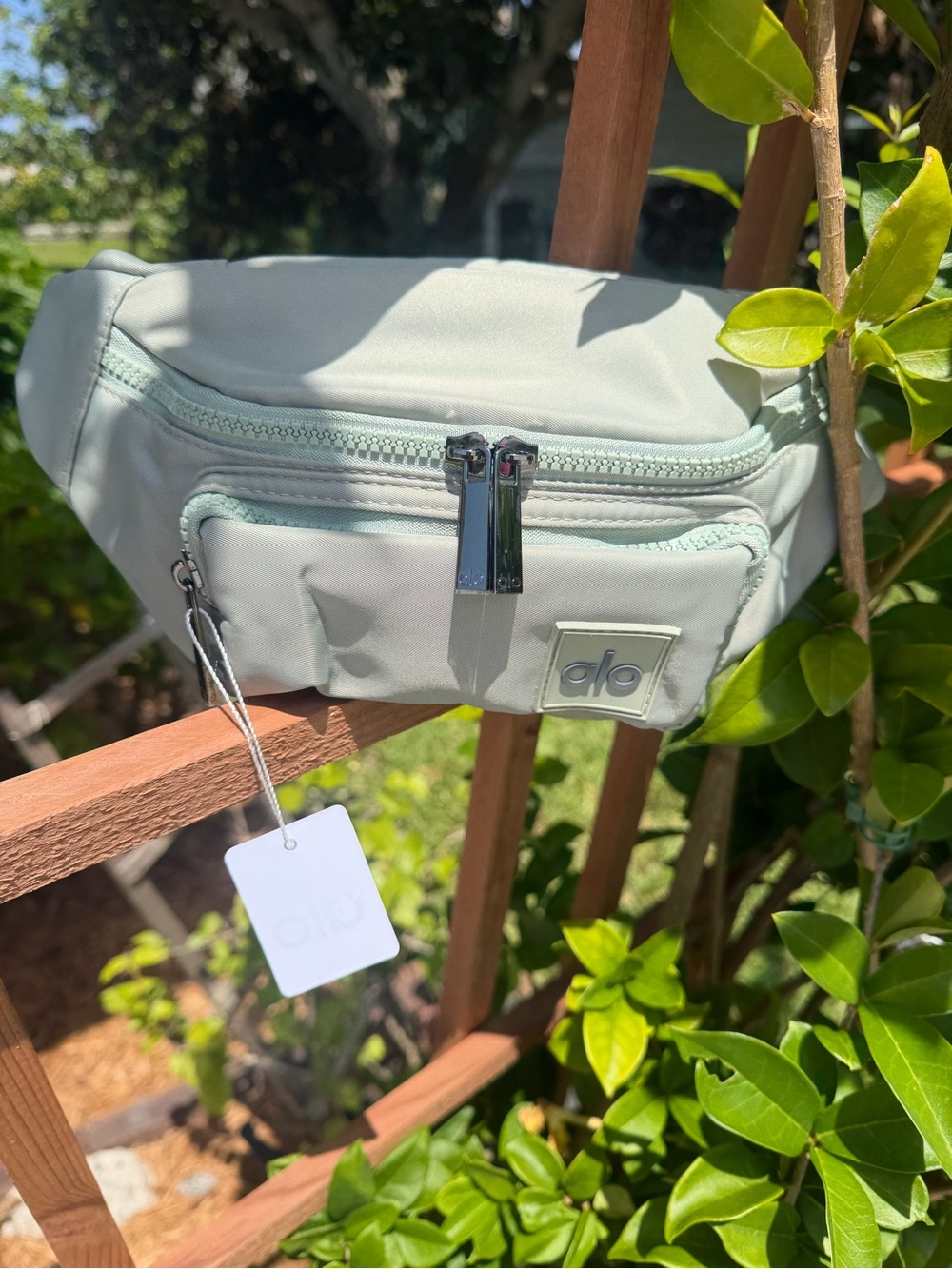 ALO Yoga Light Green Belt Bag / Fanny Pack - Picture 10 of 16